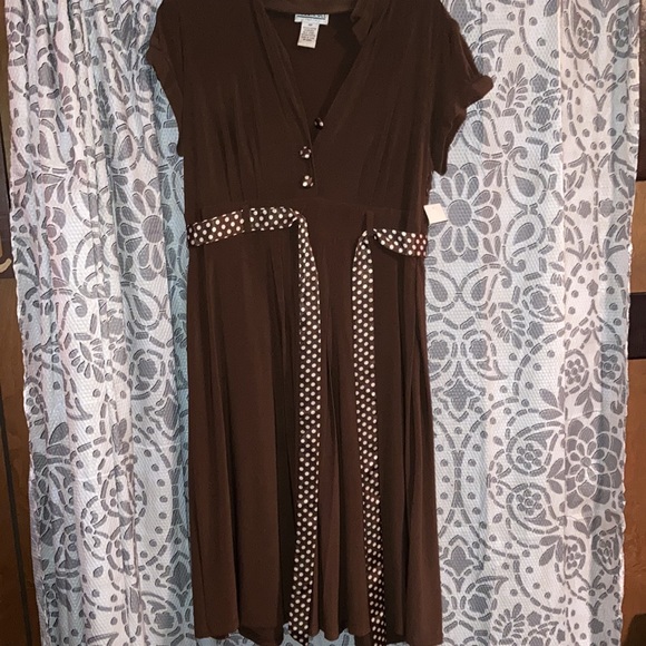 Short sleeved Brown dress with faux satin white polka dot belt. - Picture 3 of 7